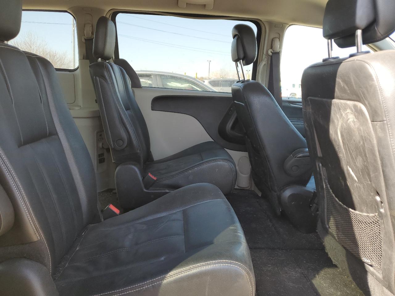 2016 Chrysler Town & Country - Image 11