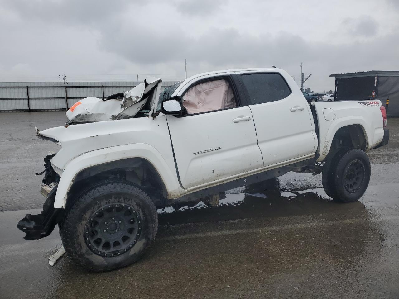 2016 Toyota Tacoma Double Cab للبيع في Fresno، CA - Front End