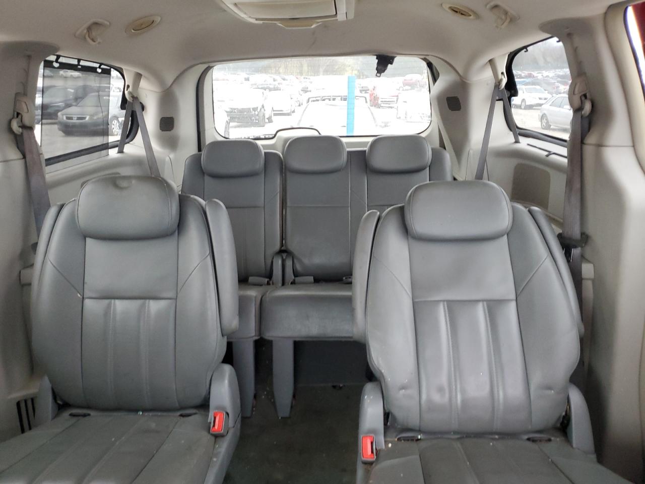 2008 Chrysler Town & Country - Image 10