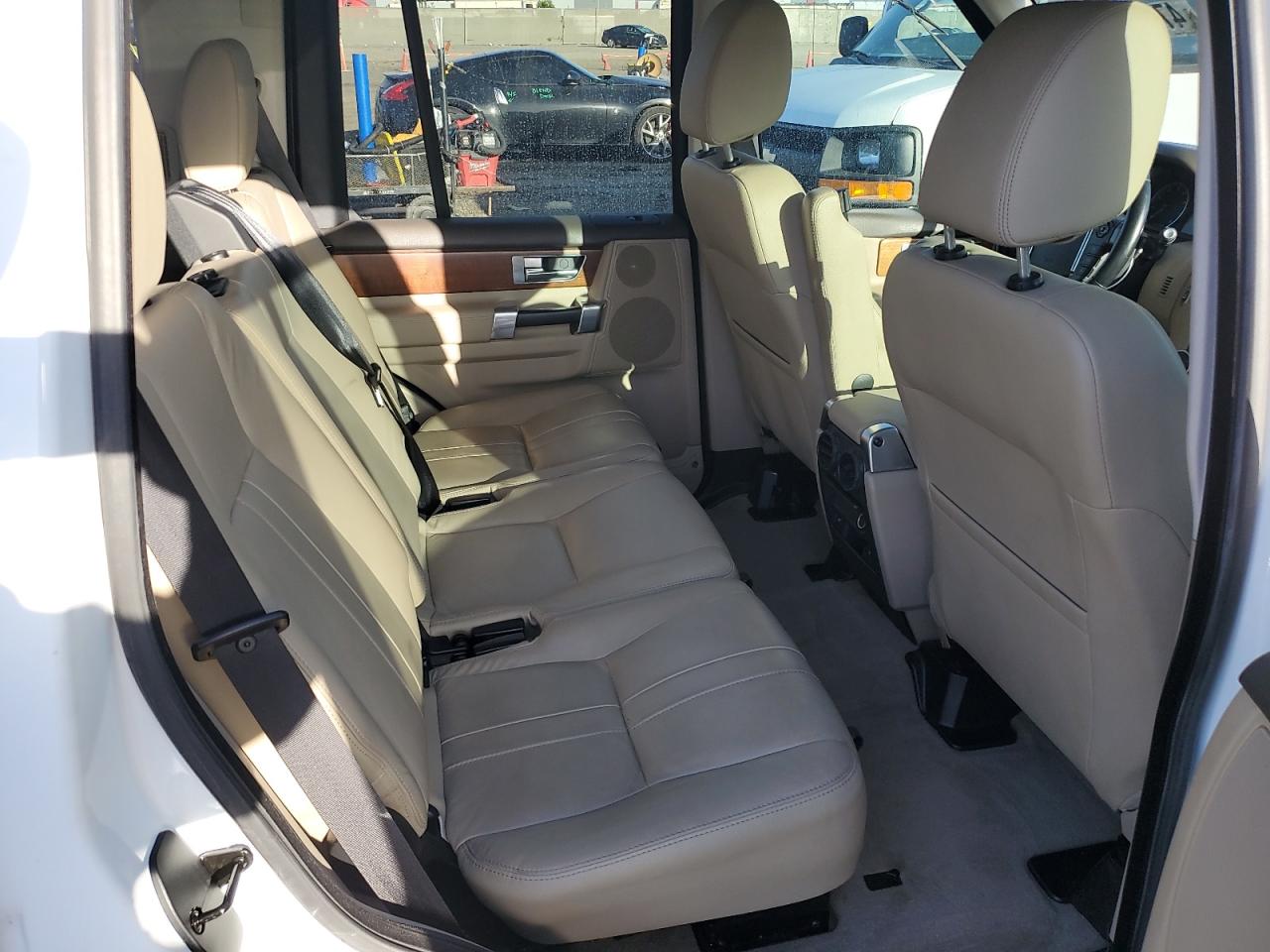 2016 Land Rover LR4 - Image 11