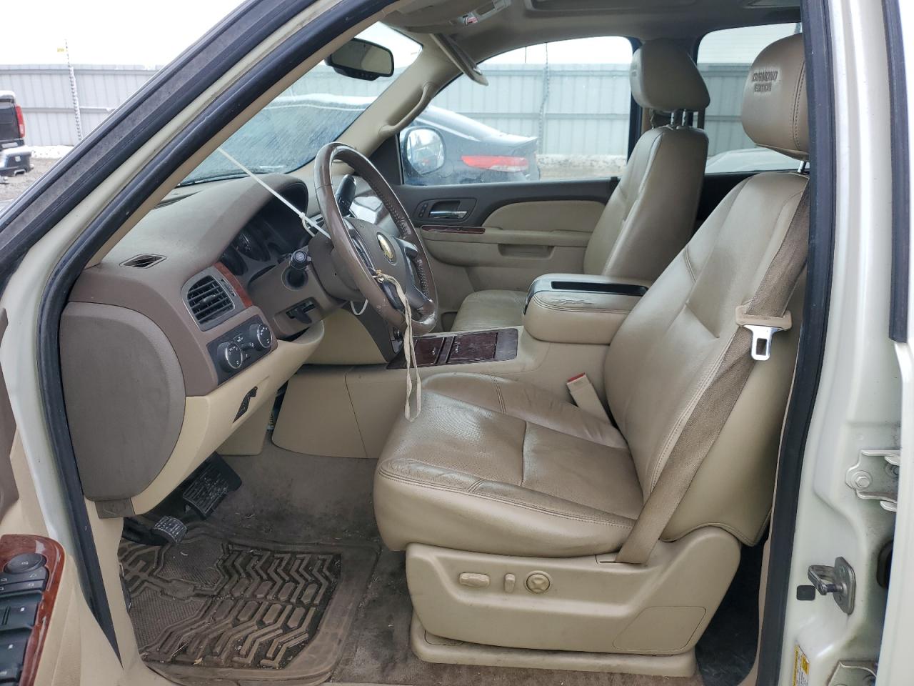 2010 Chevrolet Suburban - Image 7