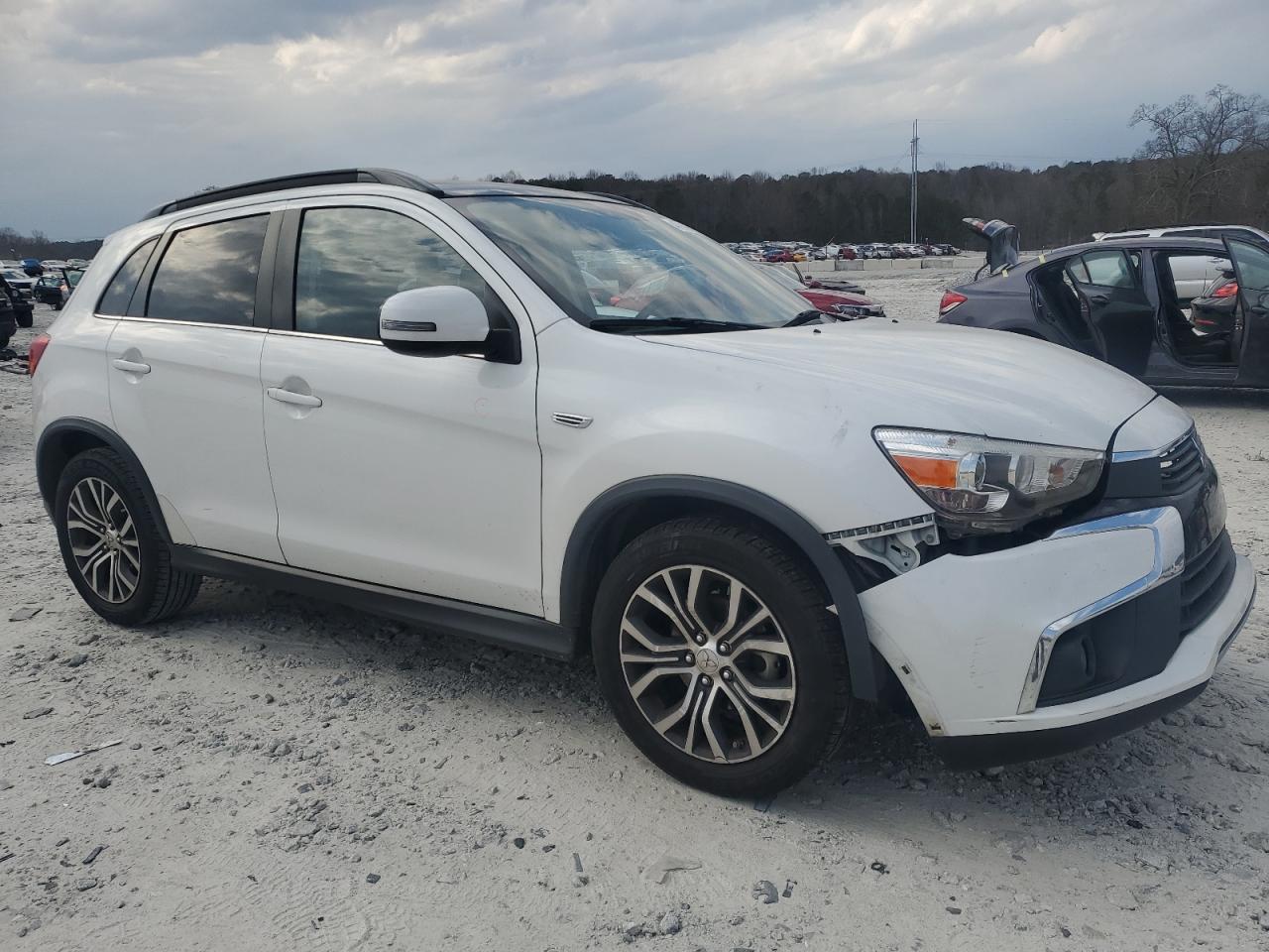 2017 Mitsubishi Outlander - Image 4