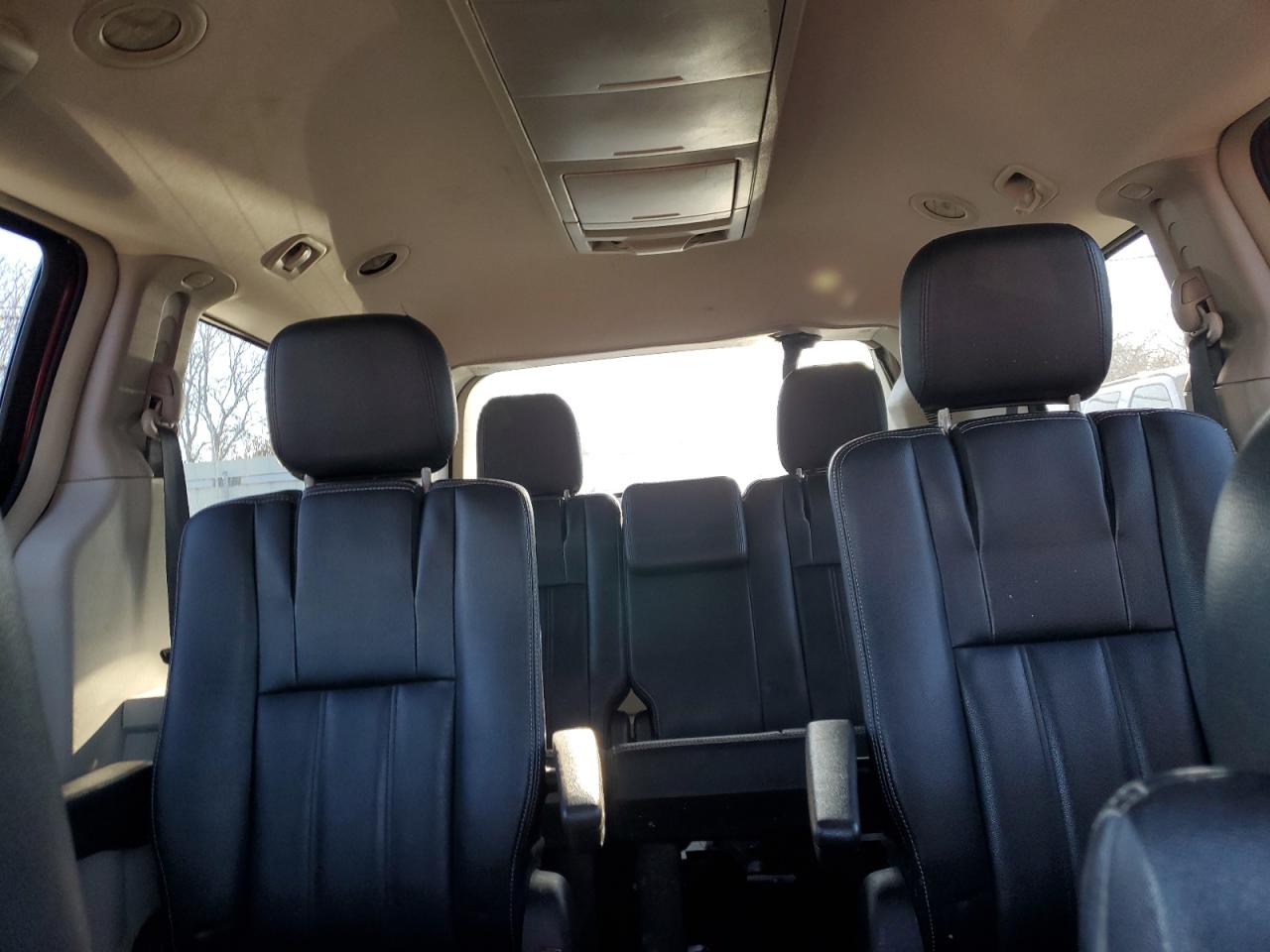 2016 Chrysler Town & Country - Image 10