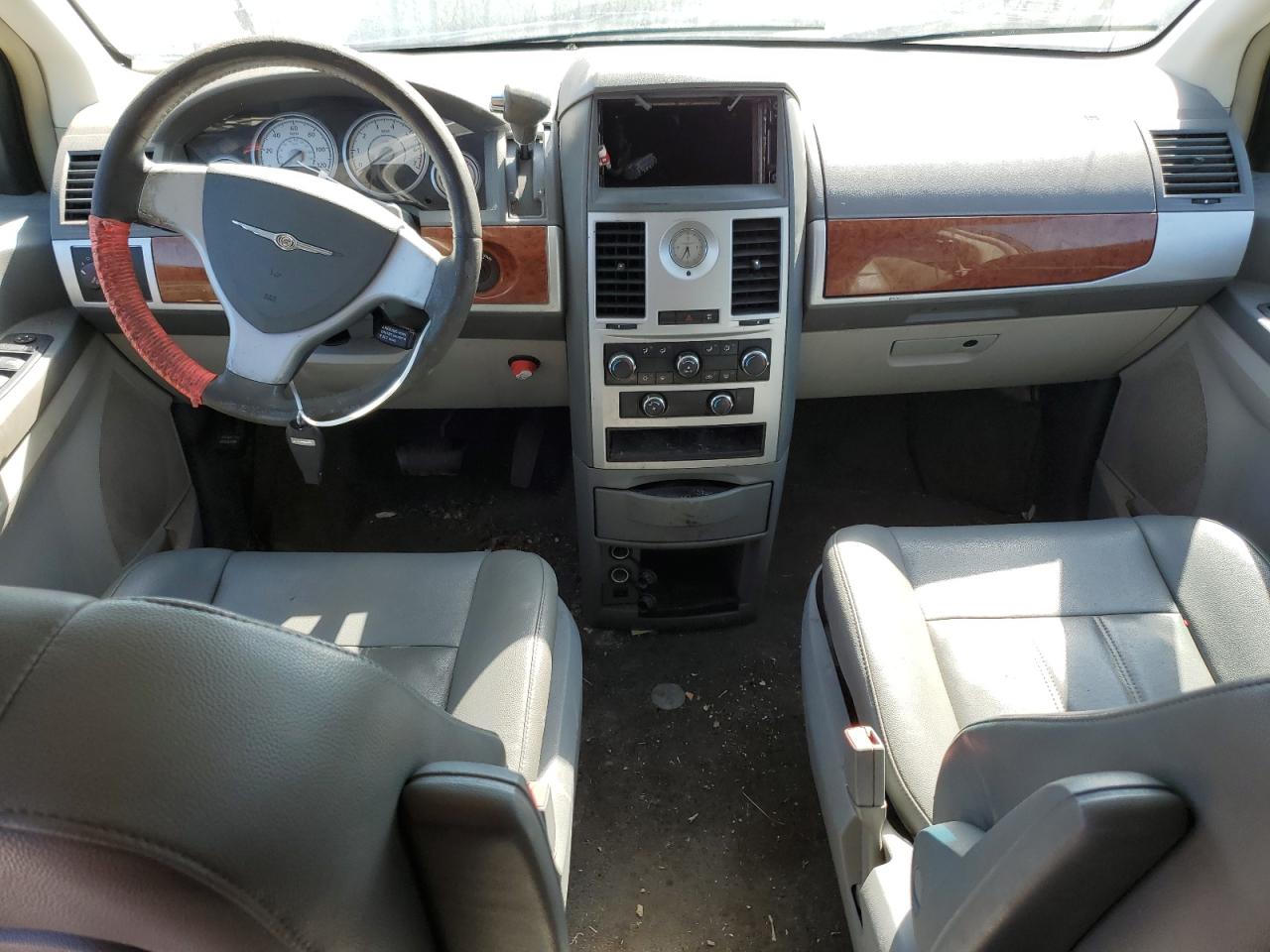 2009 Chrysler Town & Country - Image 8