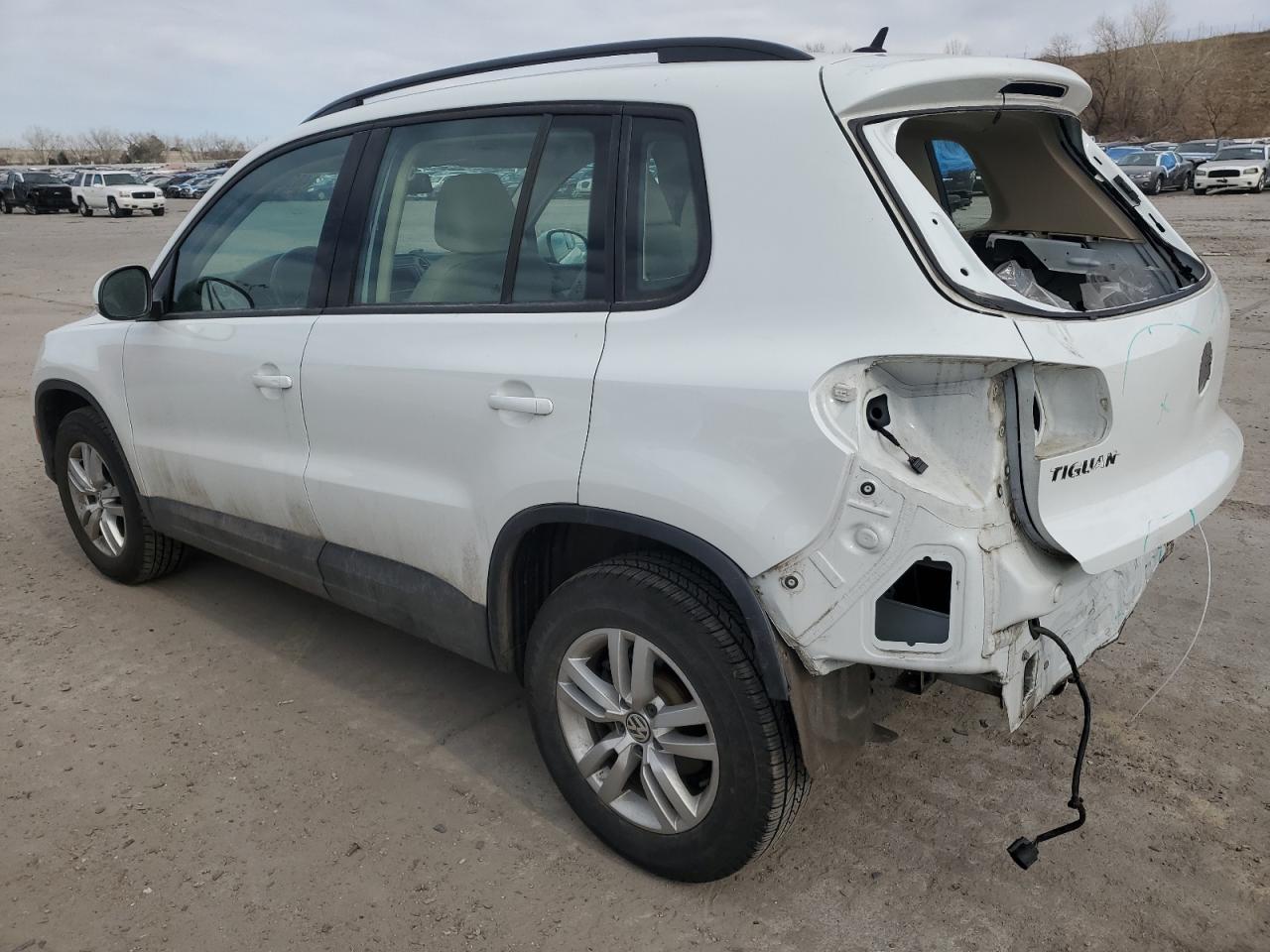 2016 Volkswagen Tiguan - Image 2