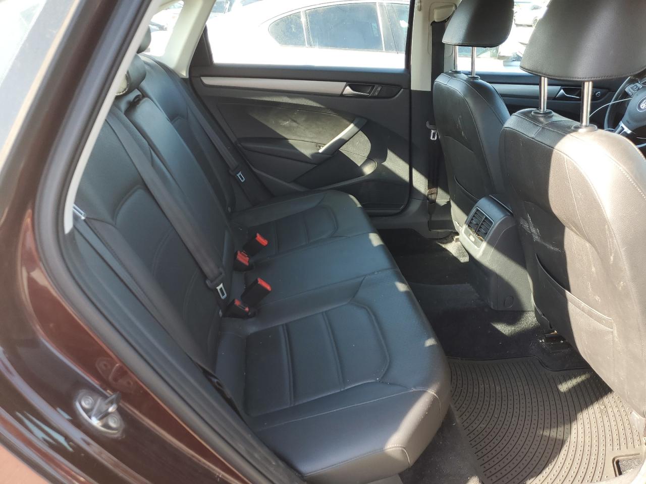 2014 Volkswagen Passat - Image 10