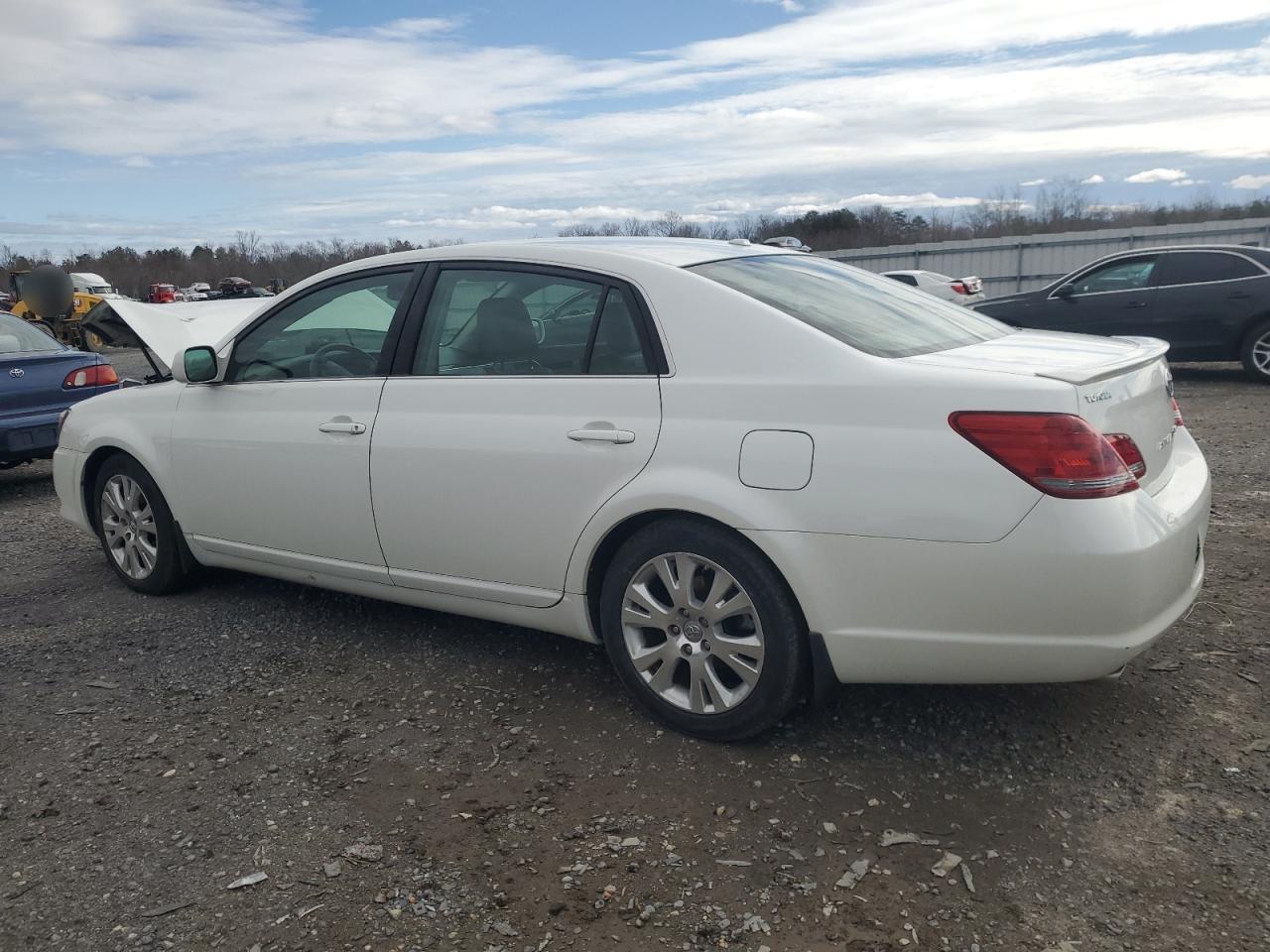 2009 Toyota Avalon - Image 2