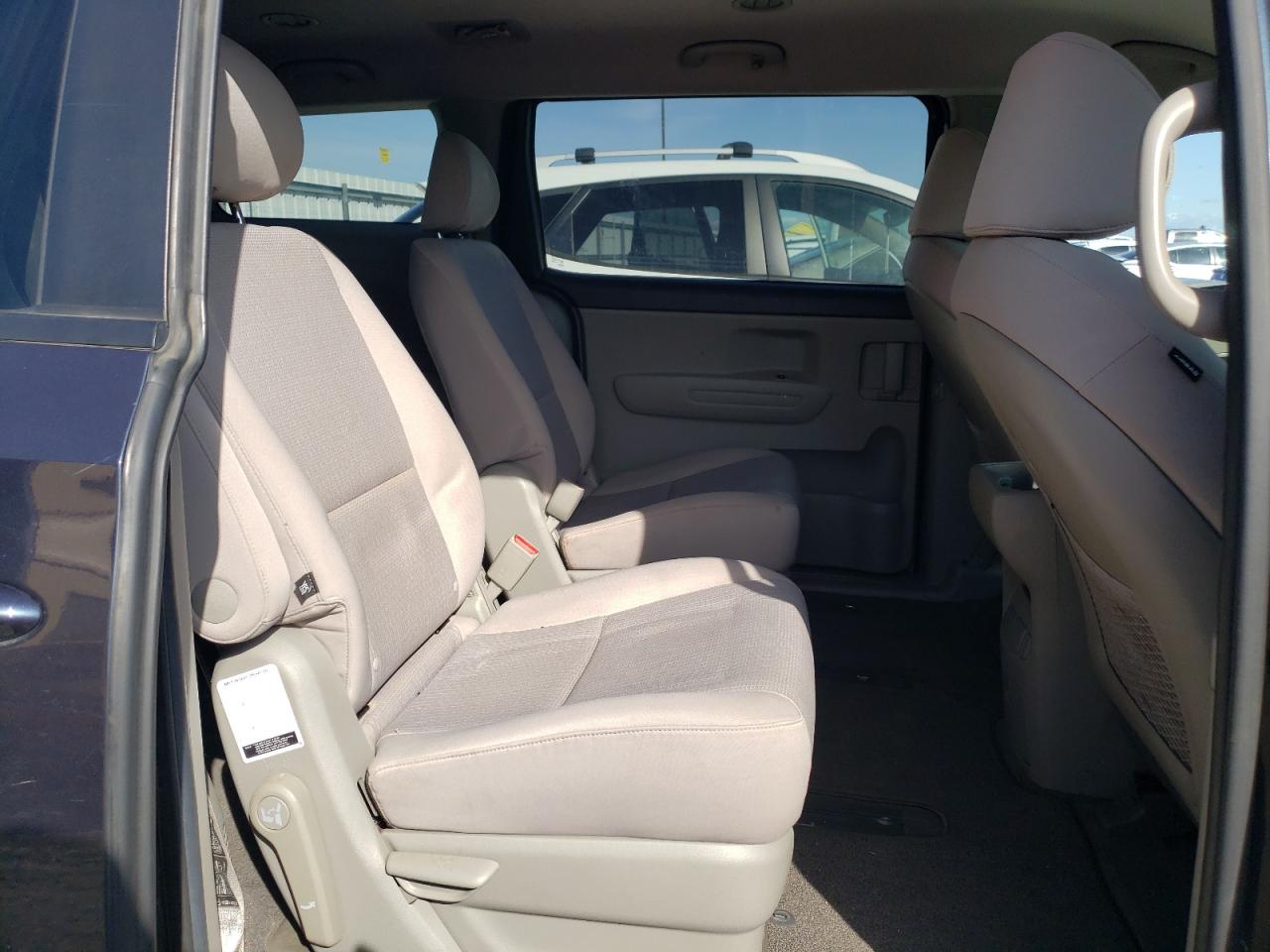 2017 Kia Sedona - Image 11