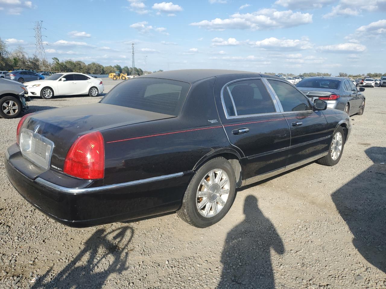 2011 Lincoln Town Car - Image 3