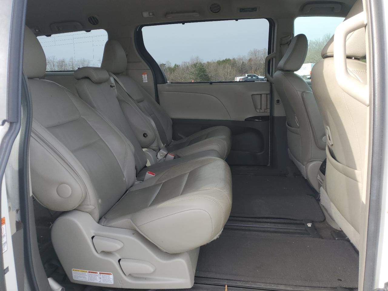 2015 Toyota Sienna - Image 11