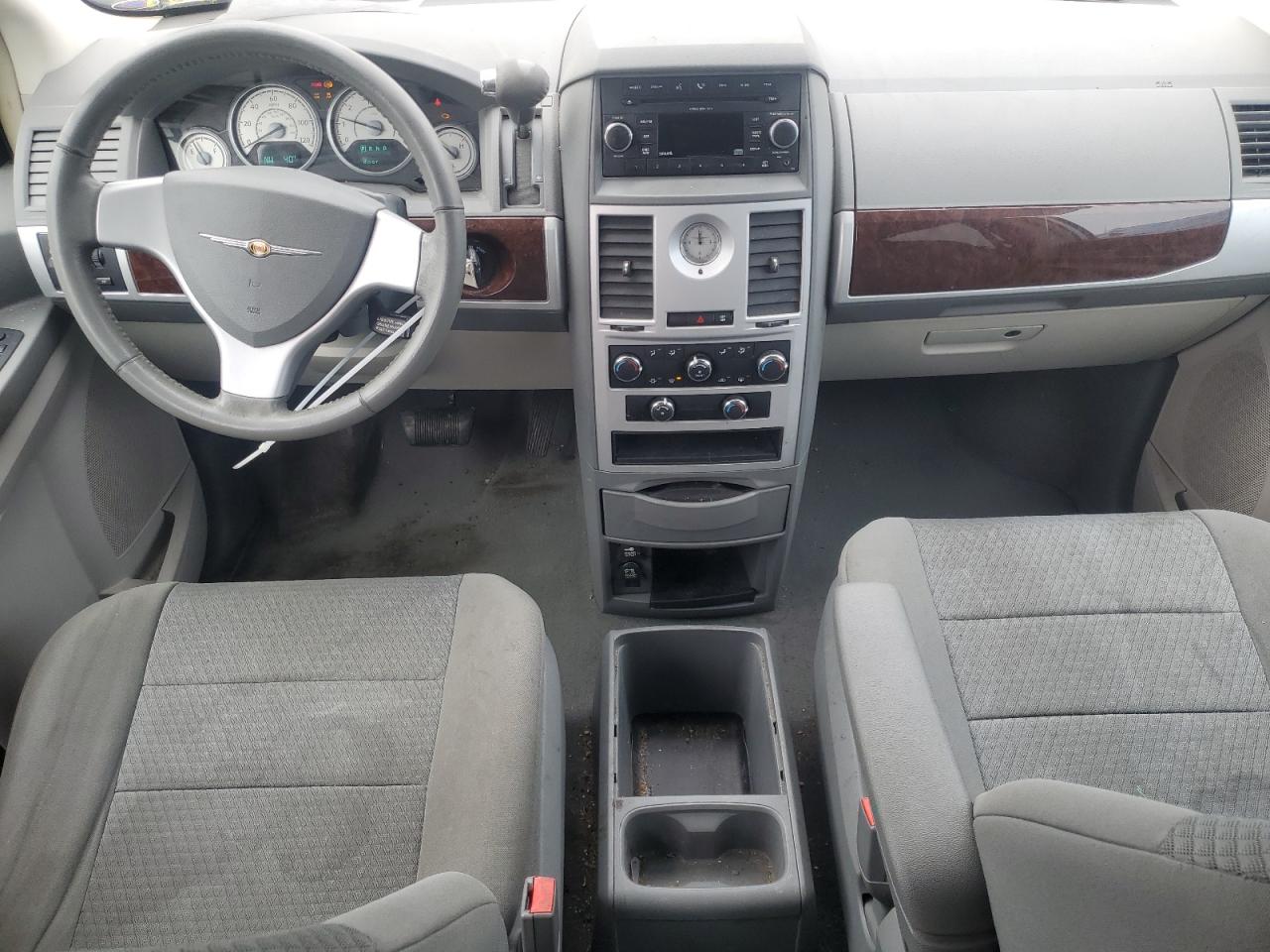 2009 Chrysler Town & Country - Image 8