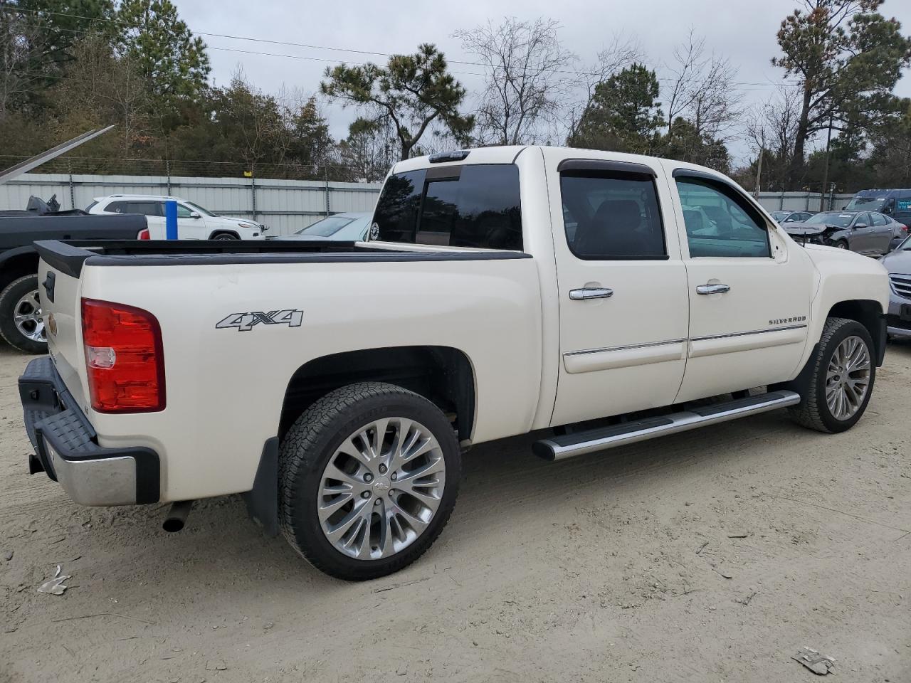 2013 Chevrolet Silverado - Image 3