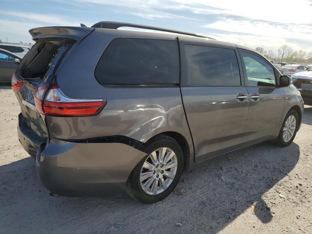 2016 Toyota Sienna - Image 3