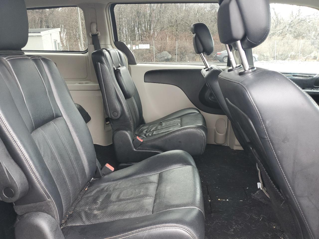 2012 Chrysler Town & Country - Image 11
