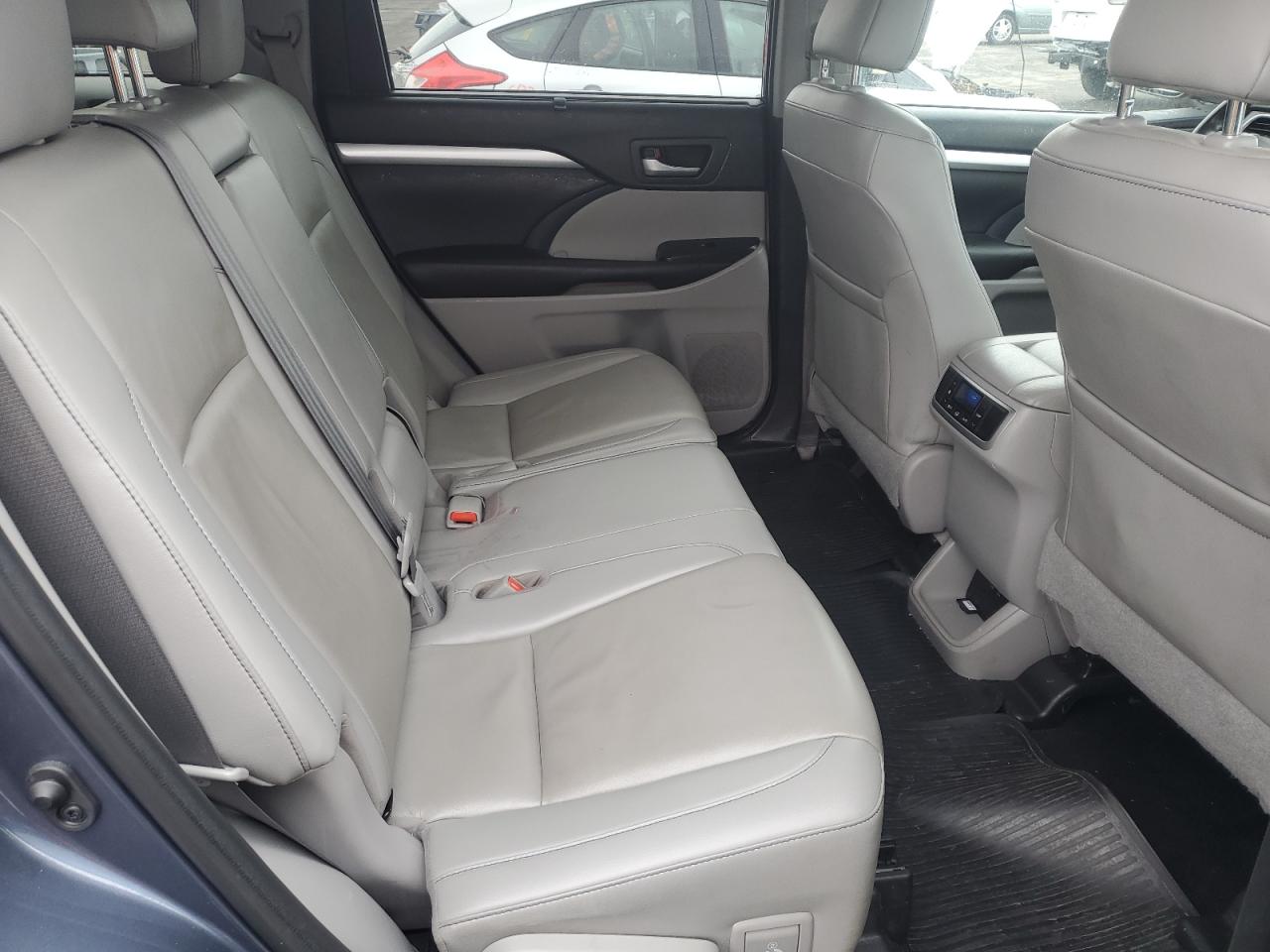 2019 Toyota Highlander - Image 11