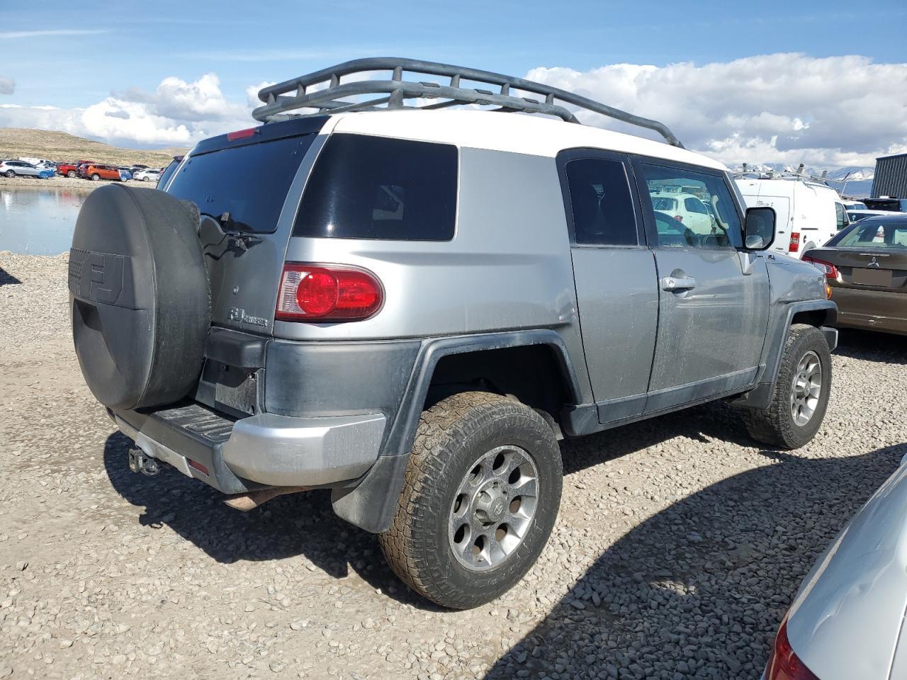 2011 Toyota FJ Cruiser - Image 3
