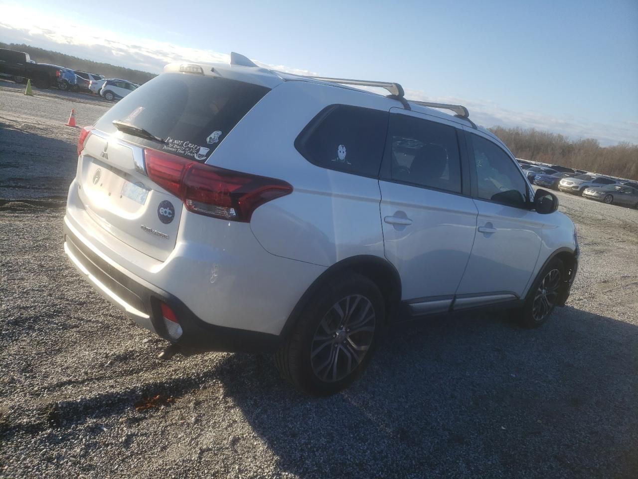 2017 Mitsubishi Outlander - Image 3