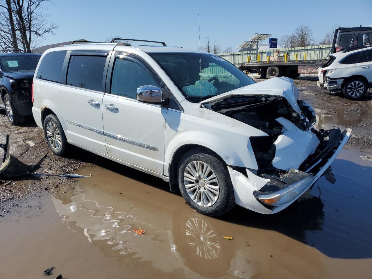2015 Chrysler Town & Country - Image 4