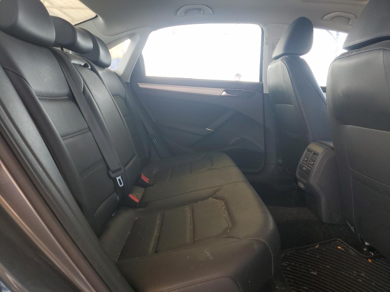 2019 Volkswagen Passat - Image 10