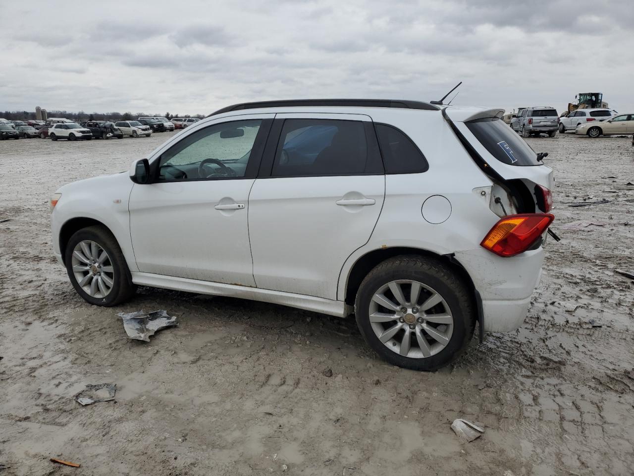 2011 Mitsubishi Outlander - Image 2