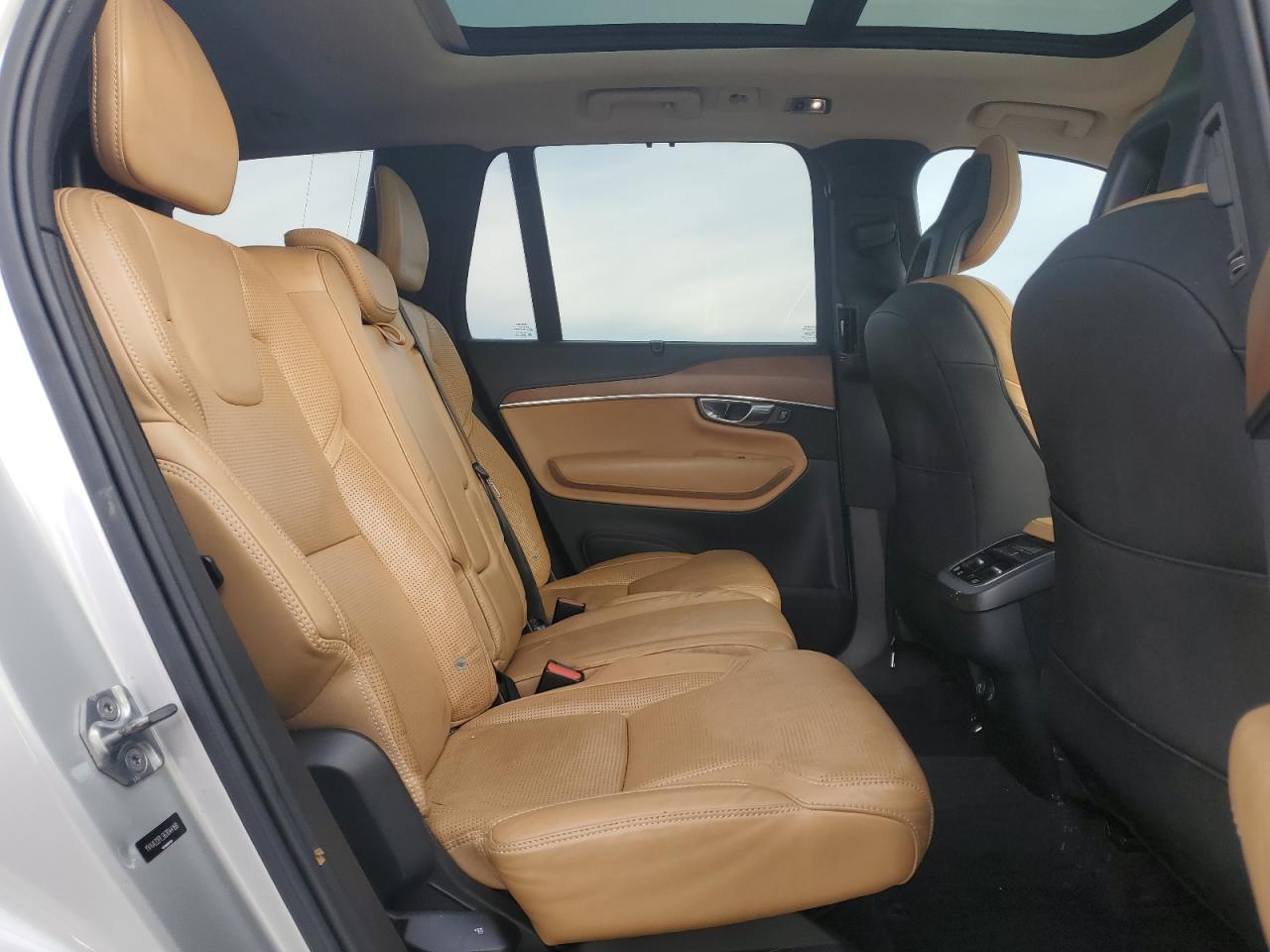 2016 Volvo XC90 - Image 11