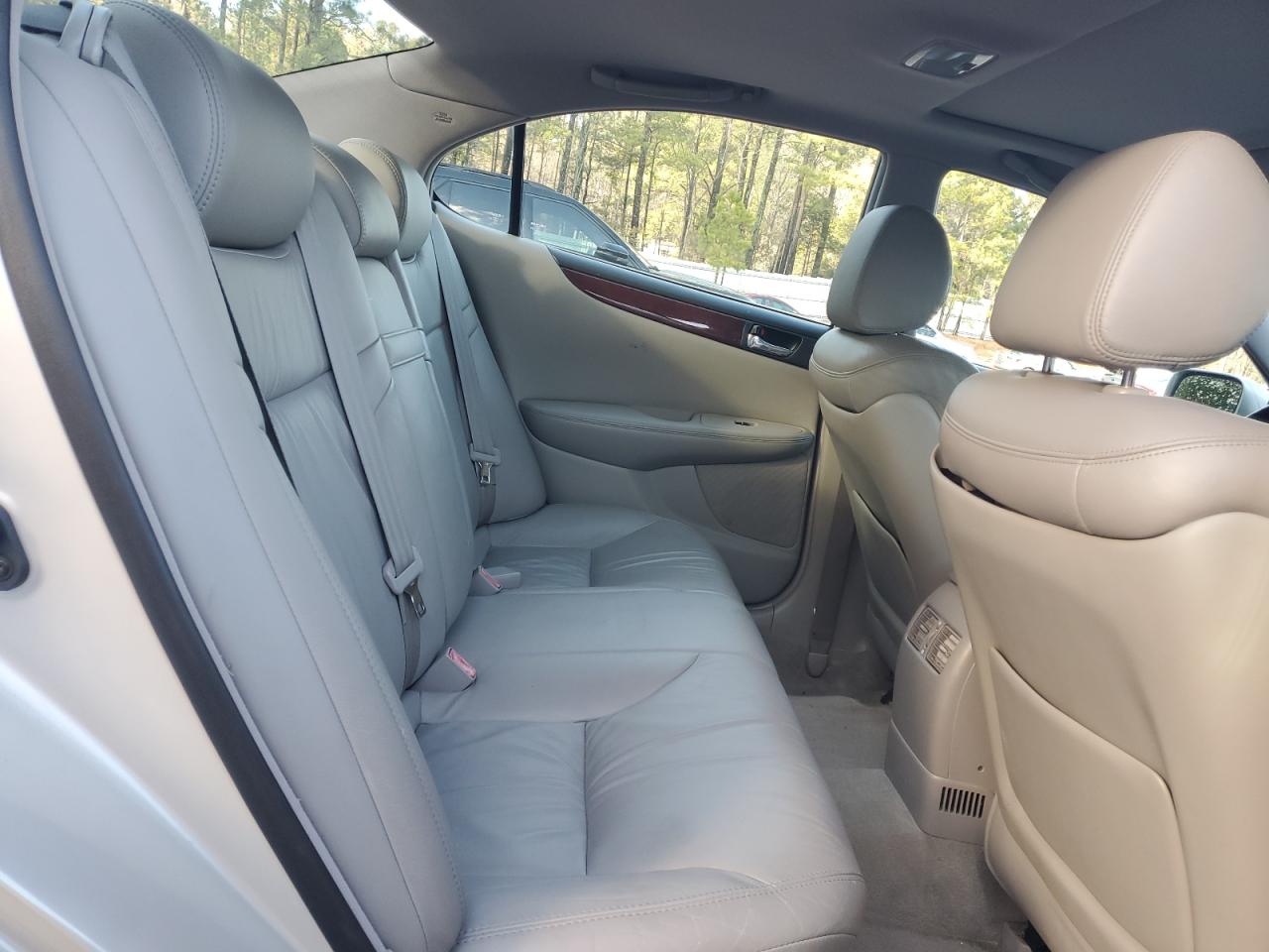 2004 Lexus ES - Image 11