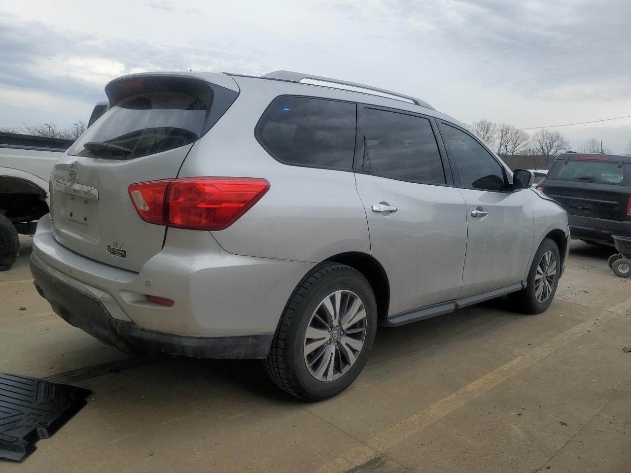 2017 Nissan Pathfinder - Image 3