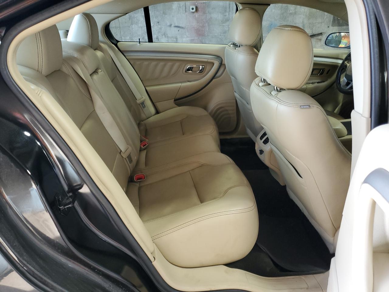 2014 Ford Taurus - Image 10