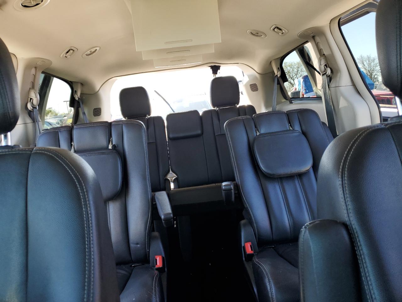 2015 Chrysler Town & Country - Image 10