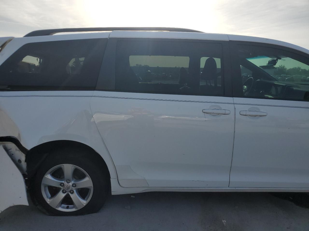 2015 Toyota Sienna - Image 11