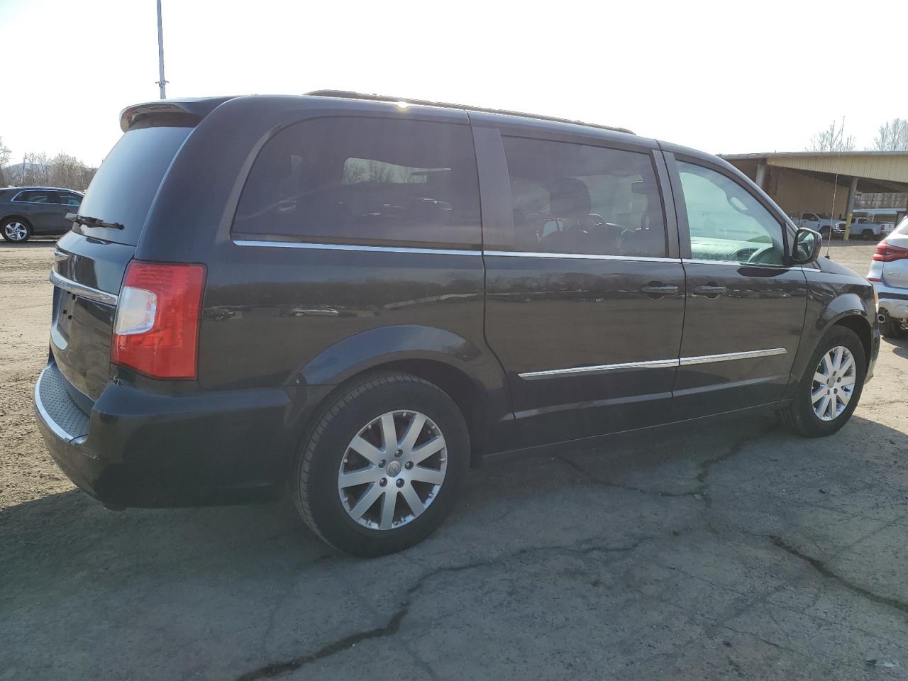 2016 Chrysler Town & Country - Image 3