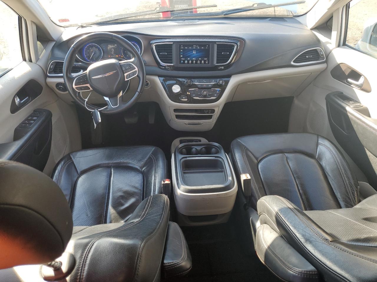 2018 Chrysler Pacifica - Image 8