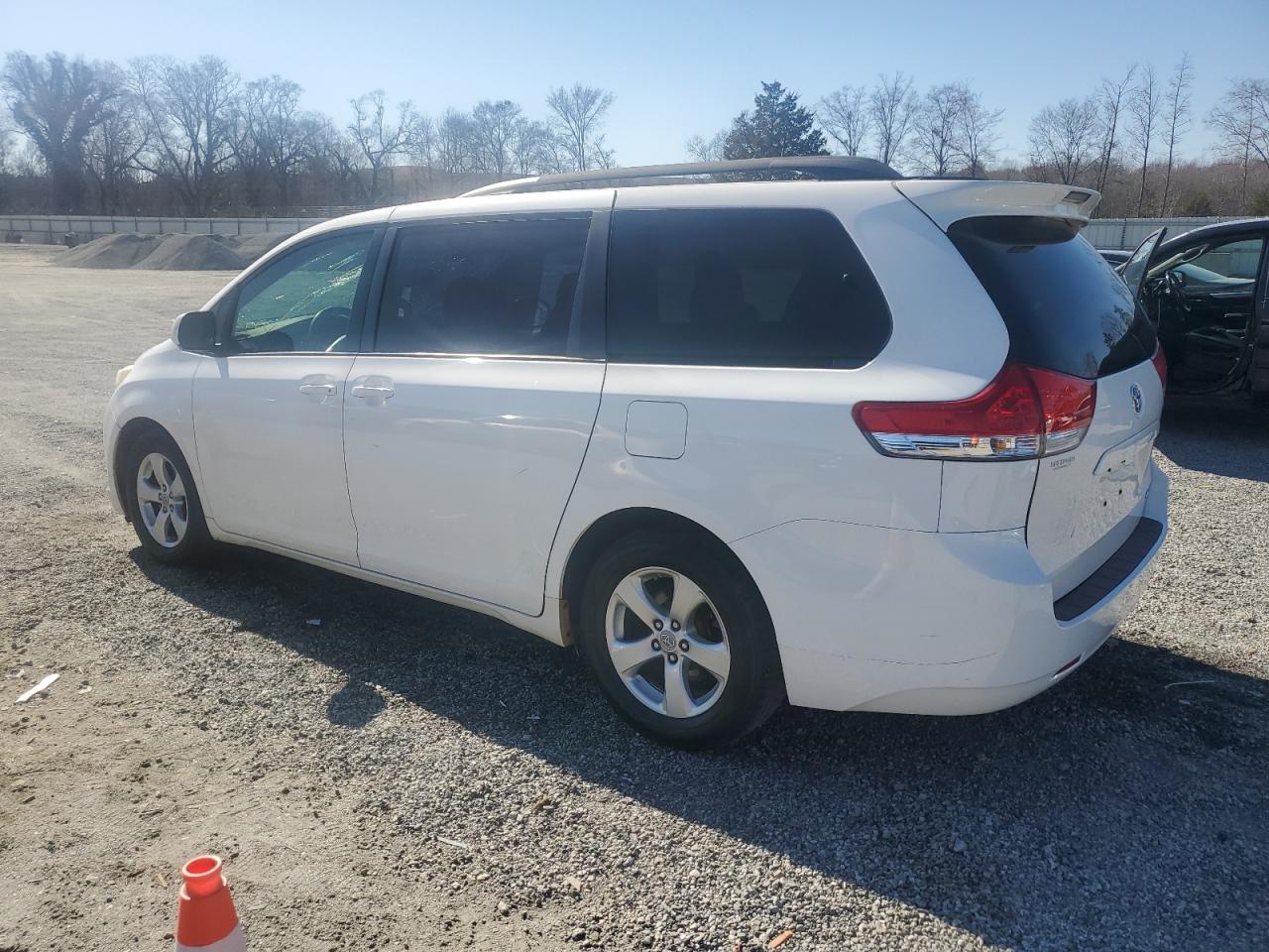2011 Toyota Sienna - Image 2