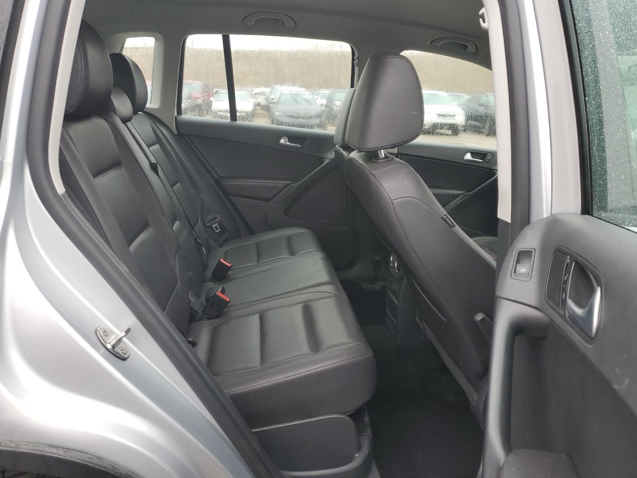 2017 Volkswagen Tiguan - Image 11