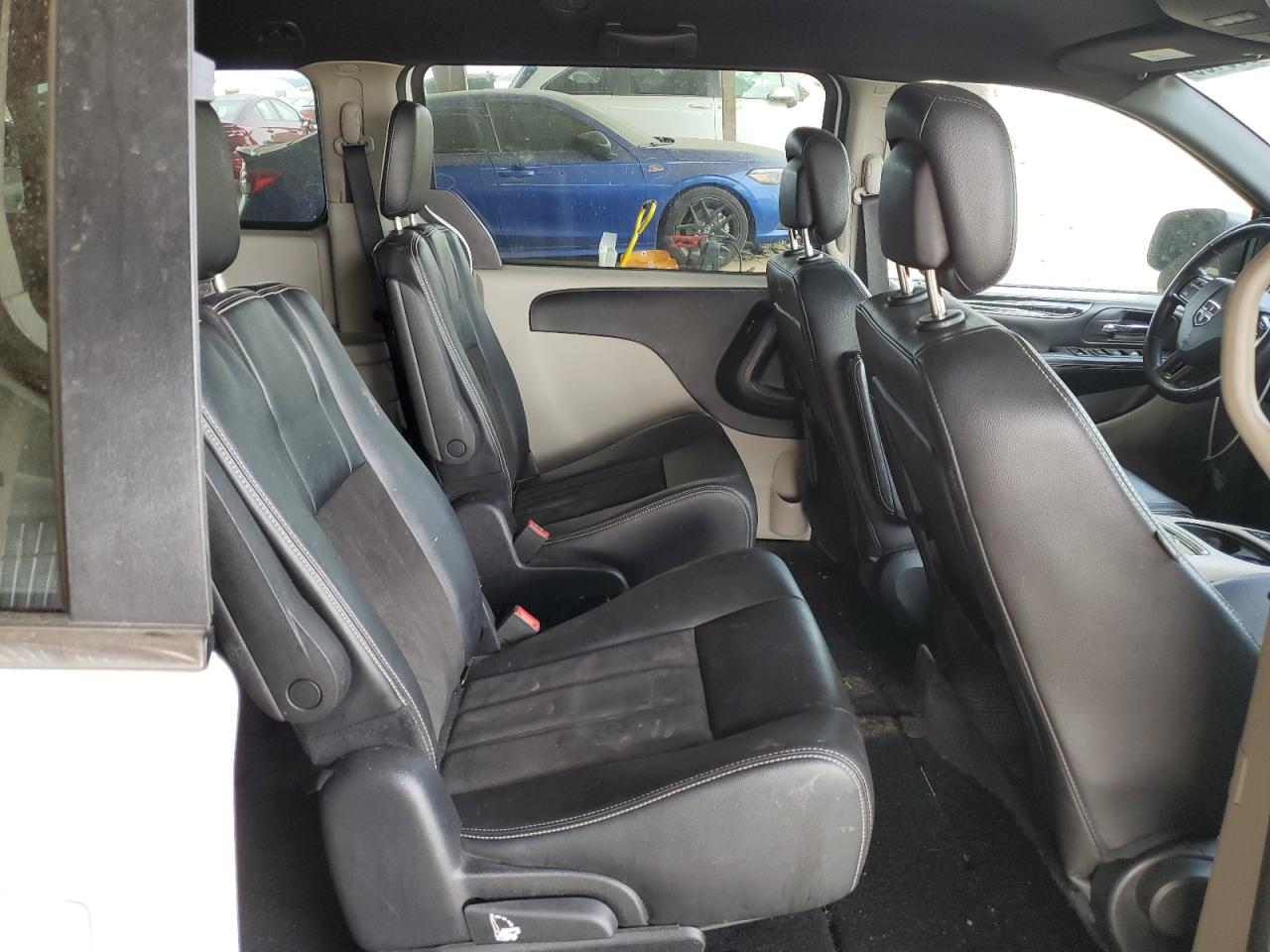 2019 Dodge Caravan - Image 11