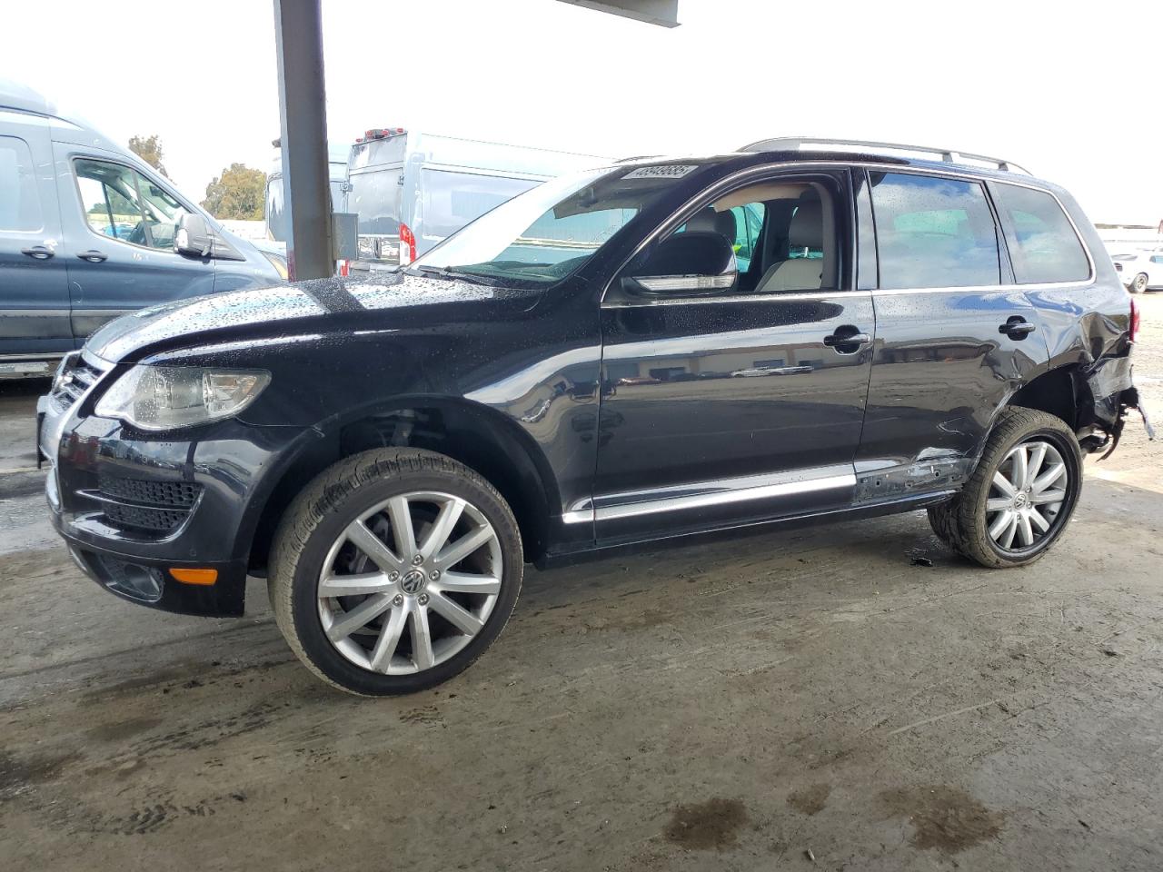 2010 Volkswagen Touareg - Image 1