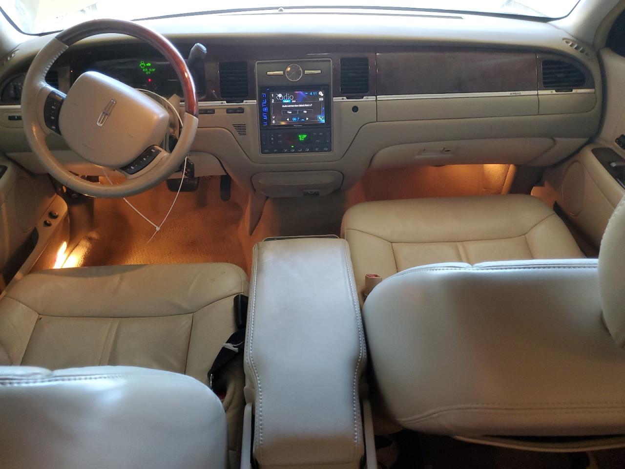 2009 Lincoln Town Car - Image 8
