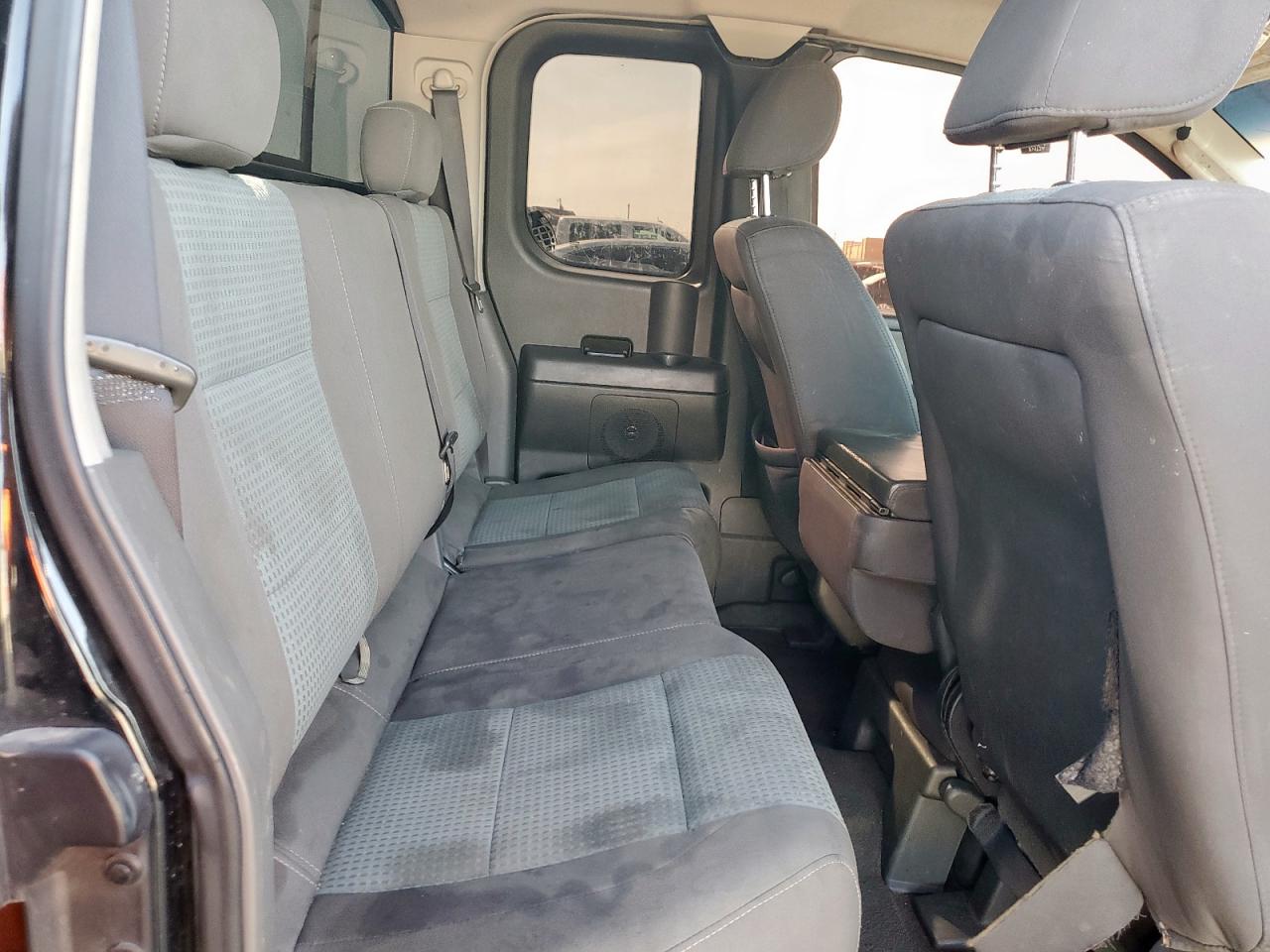 2005 Nissan Titan - Image 10