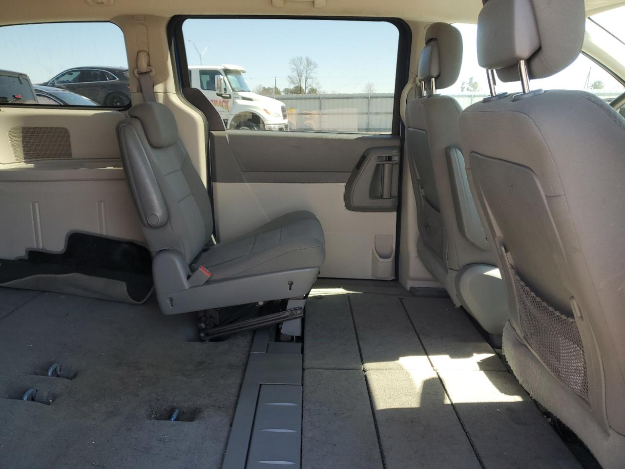 2010 Dodge Caravan - Image 11