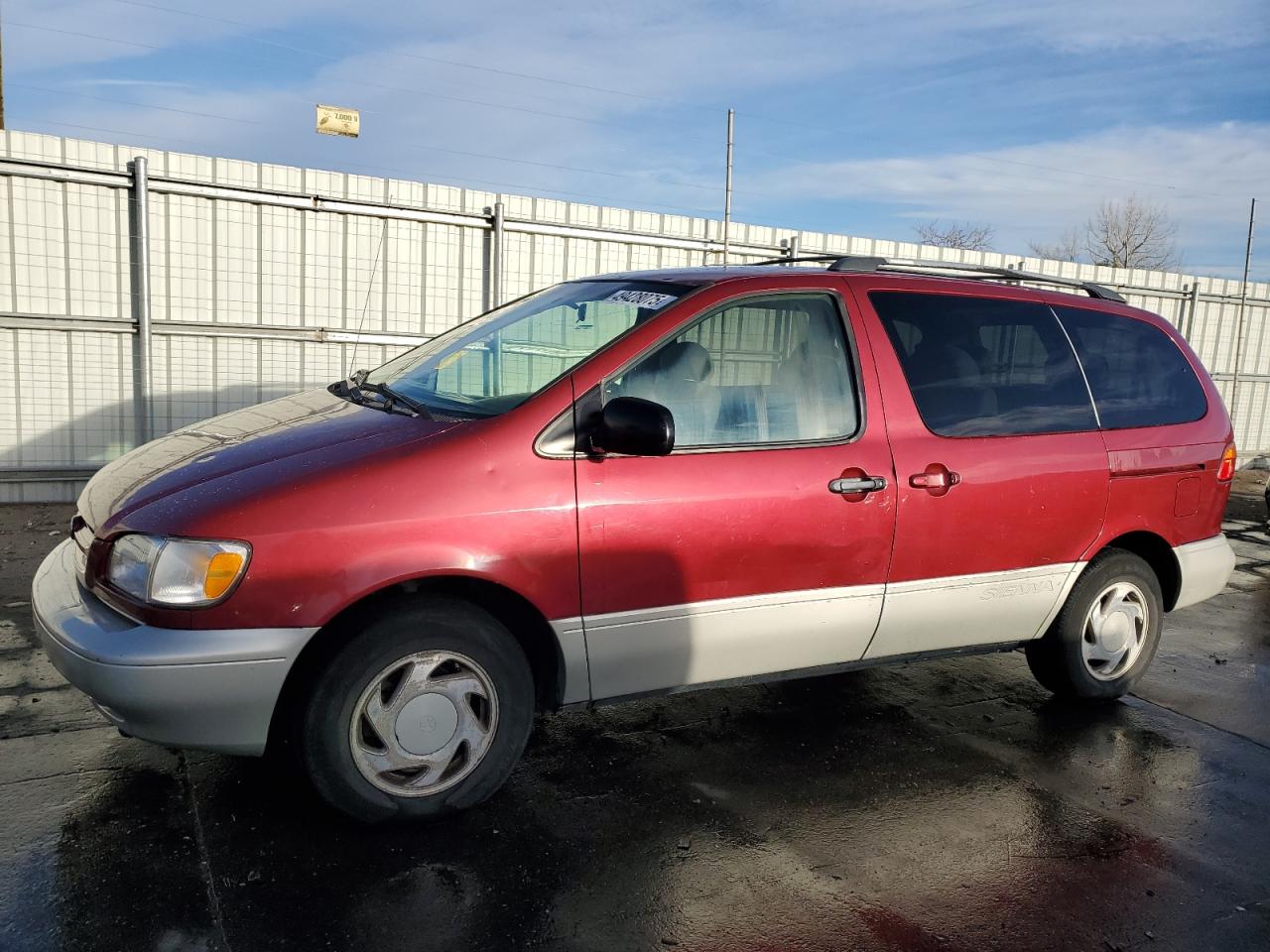 2000 Toyota Sienna - Image 1