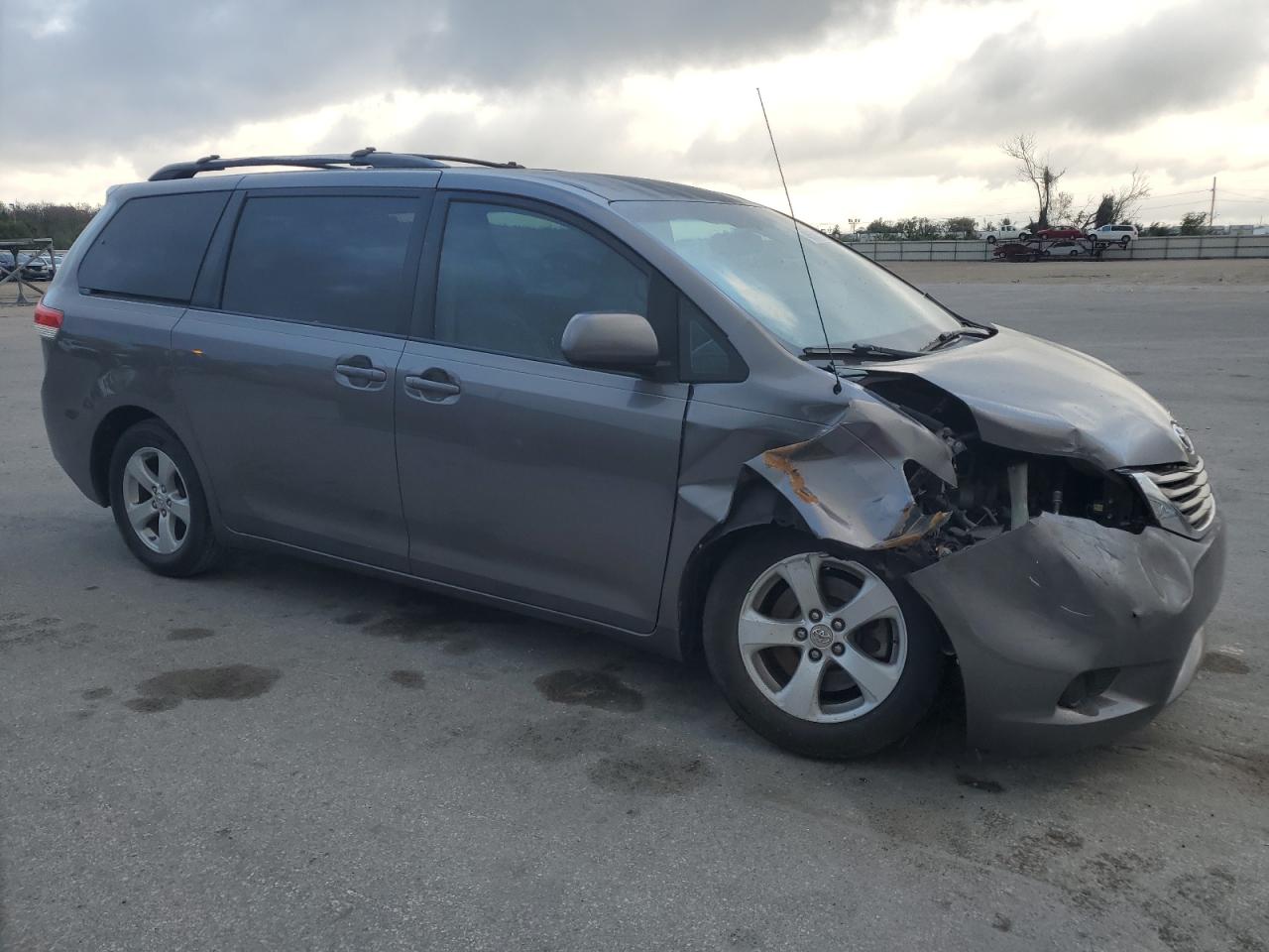 2011 Toyota Sienna - Image 4