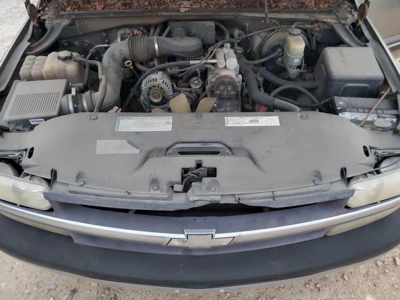 2001 Chevrolet Silverado - Image 11
