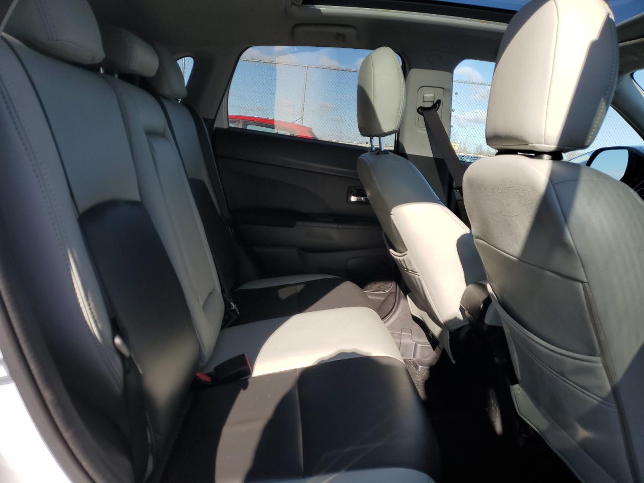 2015 Mitsubishi Outlander - Image 11
