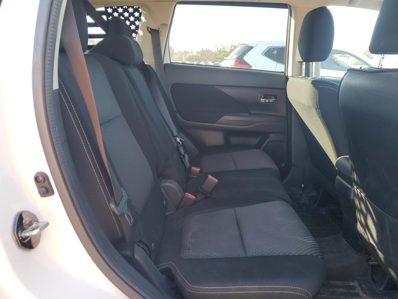 2018 Mitsubishi Outlander - Image 11