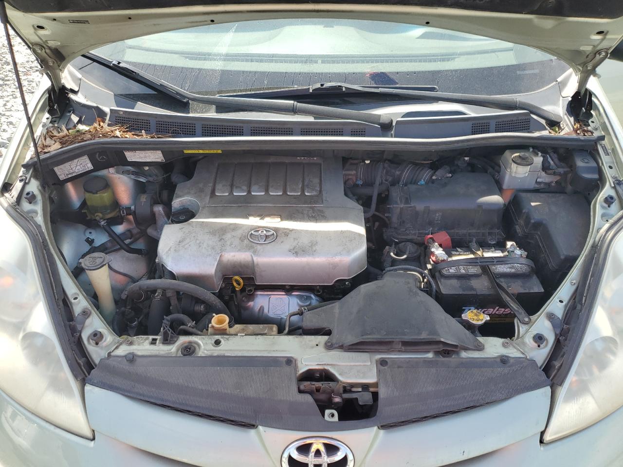 2010 Toyota Sienna - Image 12