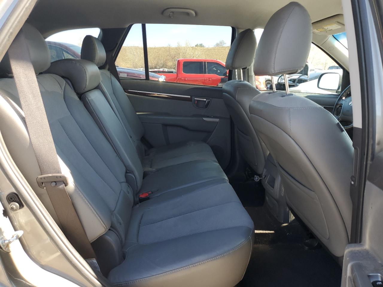 2012 Hyundai Santa Fe - Image 11