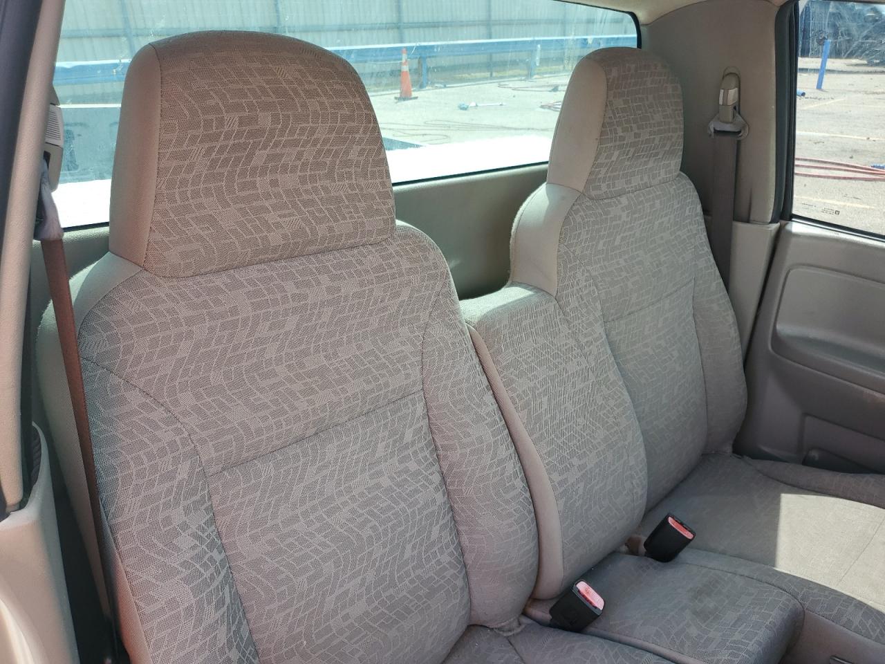 2004 Chevrolet Colorado - Image 10