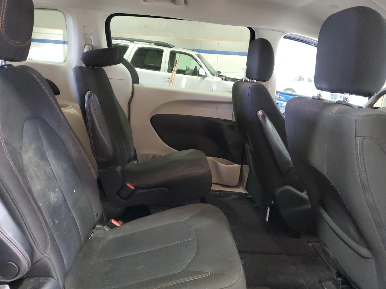2017 Chrysler Pacifica - Image 11