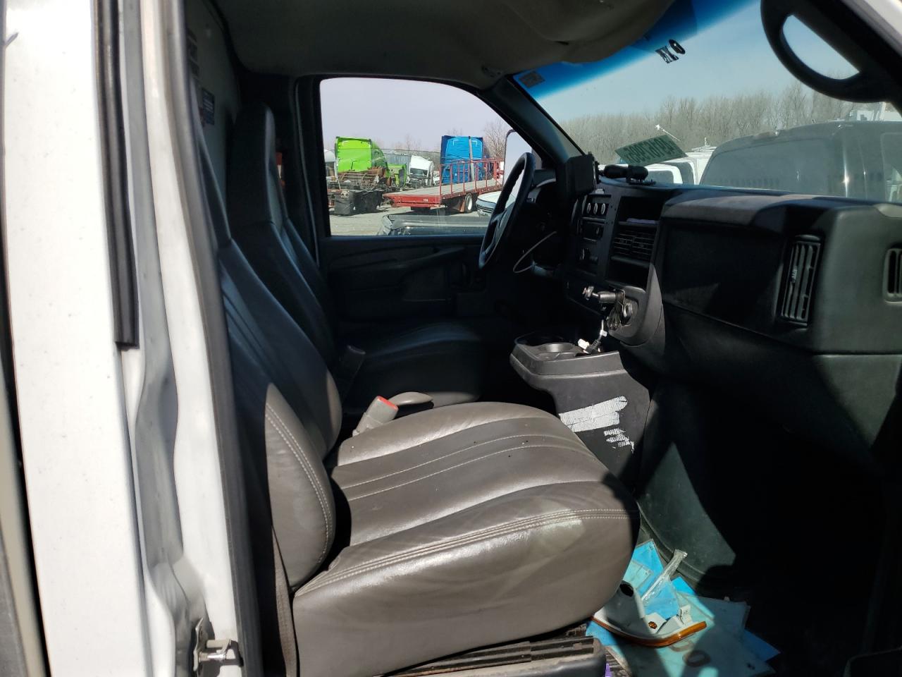 2008 GMC Savana - Image 11