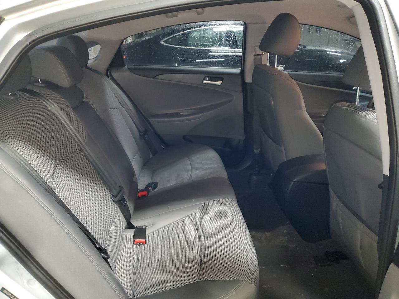 2012 Hyundai Sonata - Image 11